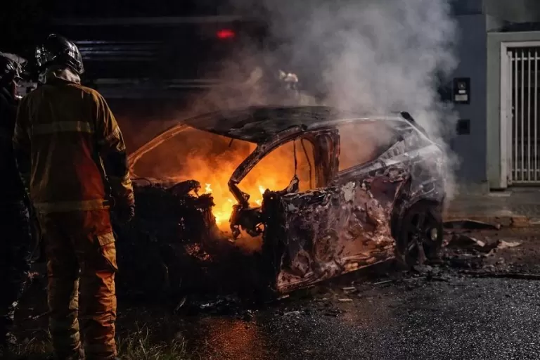 Jovem morre carbonizado bater carro em árvore no Parque Verde em Cascavel