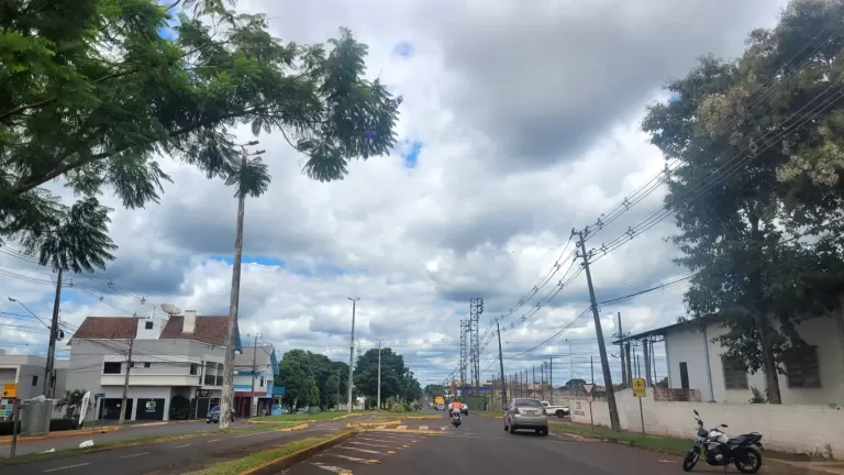 Prepare o guarda-chuva: sexta-feira começa com sol, mas tempo muda no Oeste paranaense