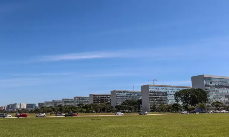 Governo bloqueia R$ 1,2 bi do Executivo e R$ 334 mi de emendas