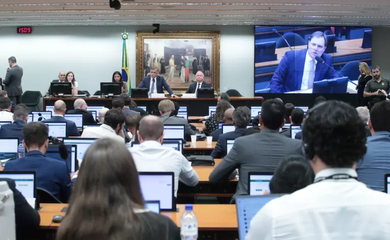 Fiep lamenta avanço de PECs sobre redução da jornada