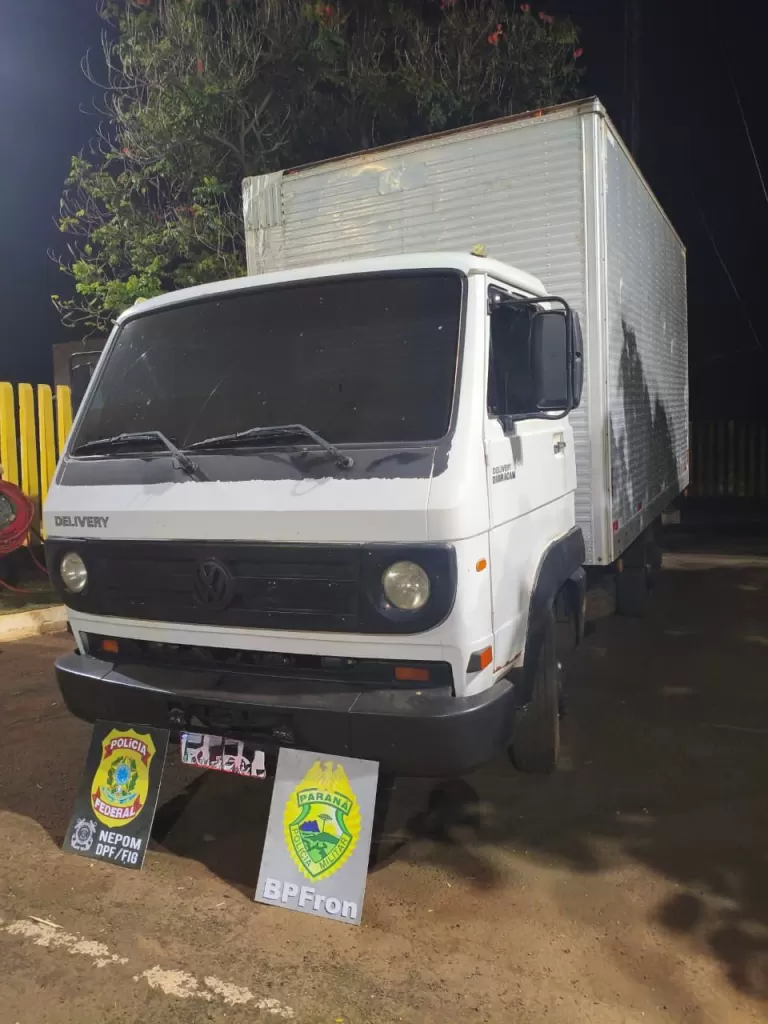 BPFron e PF recuperam caminhão e apreendem cigarros contrabandeados em Santa Helena