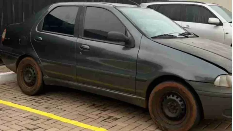 Homem é detido com carro furtado e placas adulteradas na BR-277