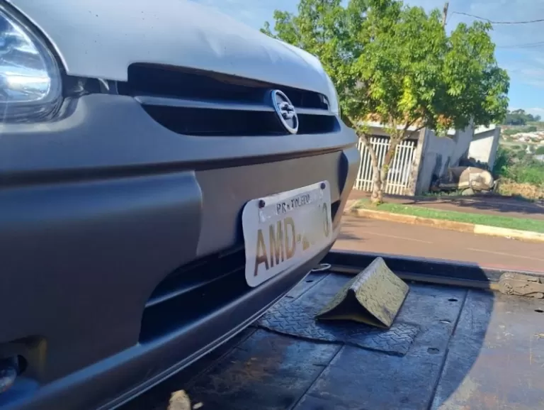 Carro com placa feita de adesivo é apreendido em Toledo