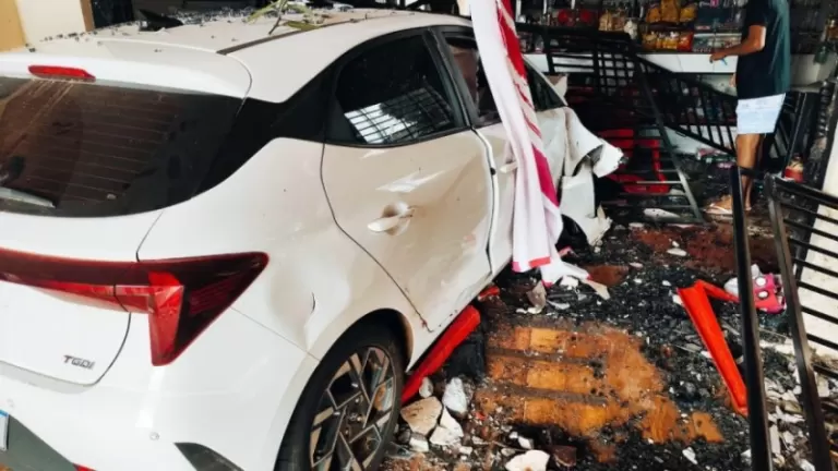 Carro e moto invadem comércio após acidente e homem tem pé amputado