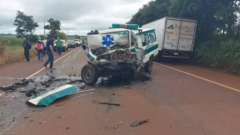 Grave colisão entre ambulância e caminhonete deixa dois mortos no Paraguai