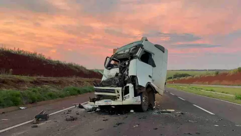 Batida entre bitrens provoca vazamento de diesel na BR-163 em Cascavel