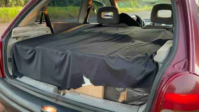 Carro com placas de Santa Helena é apreendido em estrada rural de Cascavel carregado com contrabando
