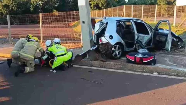 Carro bate em poste e deixa quatro feridos na marginal da BR-163 em Toledo
