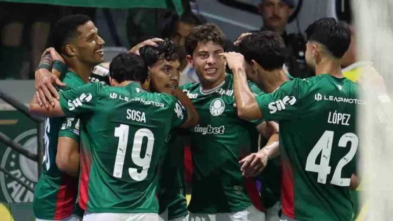 Com um a menos, Palmeiras vence o Athletico e dispara na ponta