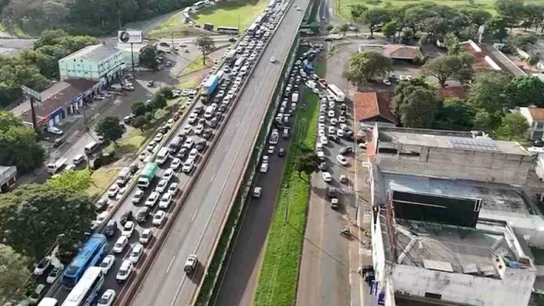 Feriado prolongado movimenta Ponte da Amizade nesta segunda-feira