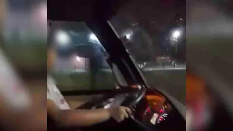 Adolescentes pegam ônibus escolar e circulam por ruas; veja vídeo