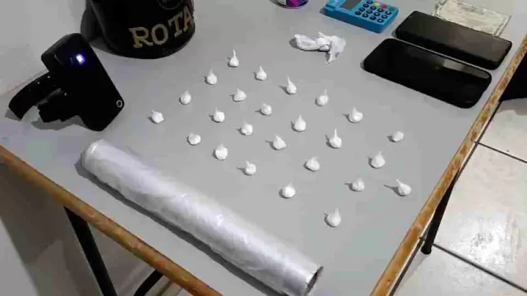 Suspeito foge para mata após abordagem e deixa drogas e tornozeleira rompida em Toledo