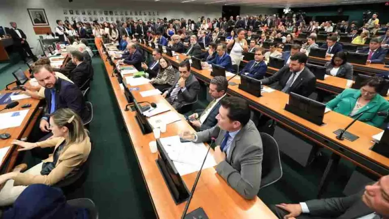 CCJ da Câmara retoma análise do fim da escala 6×1 nesta quarta
