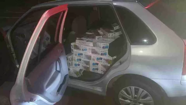 1,5 mil pacotes de cigarros contrabandeados são apreendidos em dois carros em Cascavel