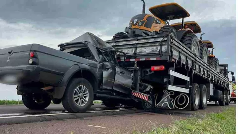 Batida entre caminhonete e caminhão termina com morte na BR-163