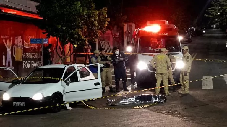 Jovem é morto a tiros dentro de carro na madrugada em Toledo