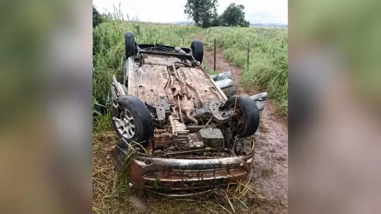 Carro capota na PR-484 e casal fica ferido em Capitão Leônidas Marques