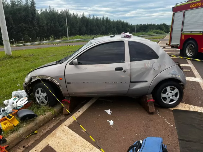 Batida entre dois carros deixa jovem morta e mulher gravemente ferida na PRC-272