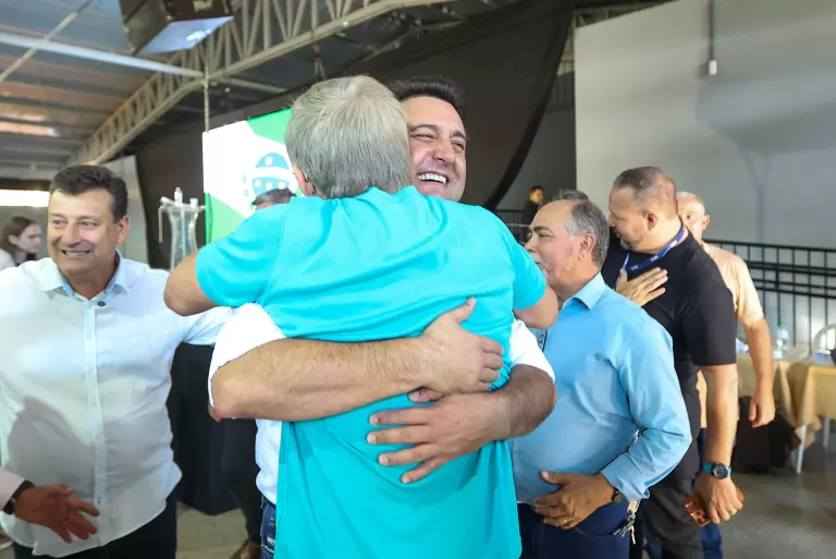 Governador Ratinho Junior quebra protocolo e homenageia ex-deputado Elio Rusch em evento em Santa Helena