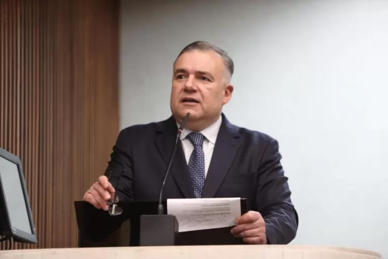 Ney Leprevost protocola projeto que estabelece prazo máximo de 30 dias para concessão de benefícios assegurados por lei a pessoas com deficiência