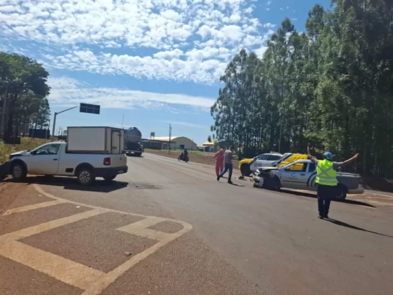 Dois veículos se envolvem em acidente na PR-486; condutores passam ilesos