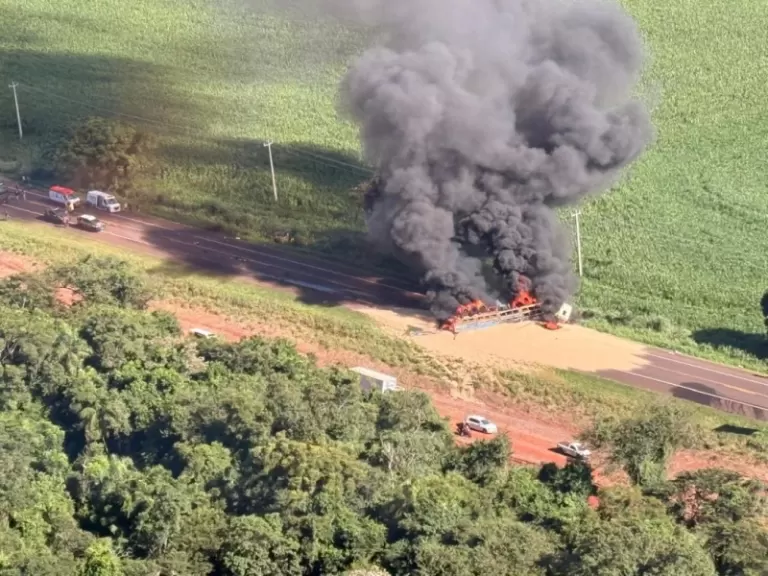 Caminhão pega fogo após colisão na BR-277 e mobiliza várias equipes de resgate