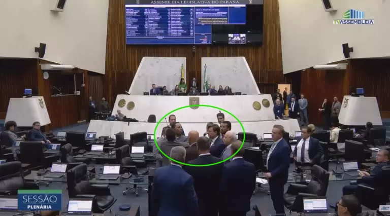 Deputados estaduais do Paraná “batem boca” em plenário, e colegas precisam ajudar a conter briga; Veja o vídeo