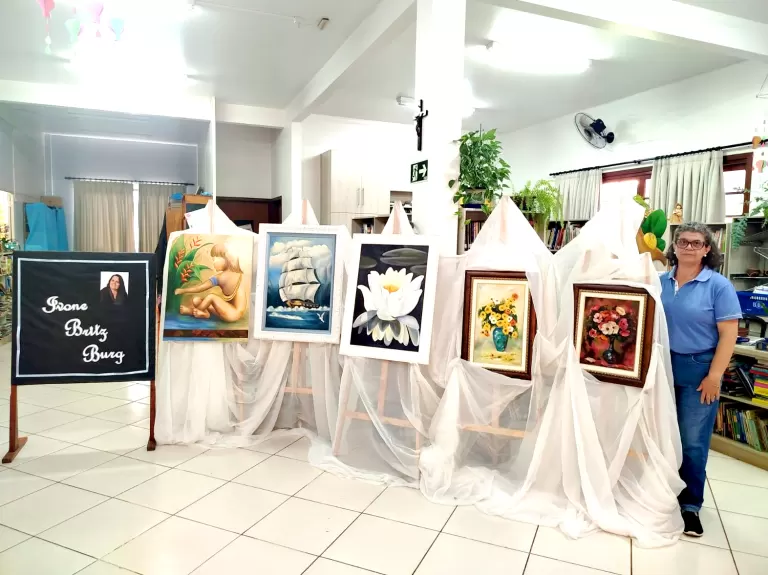 Biblioteca de Quatro Pontes segue com exposição de obras até sexta-feira