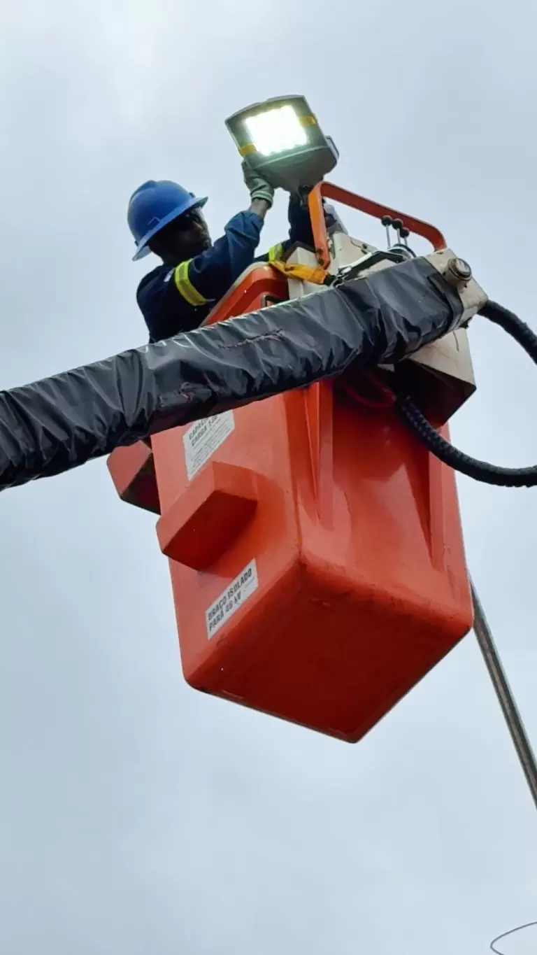 Substituição de luminárias avança no Loteamento Seimetz e moderniza iluminação pública em Quatro Pontes