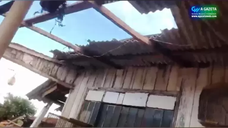 Temporal deixa várias casas destelhadas em comunidade rural de Terra Roxa