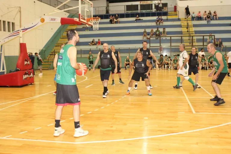 Encontro de gerações marca retorno do basquete ao Ney Braga