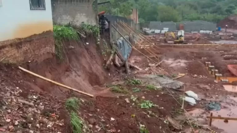 Temporal derruba muro e inunda escola em Cascavel