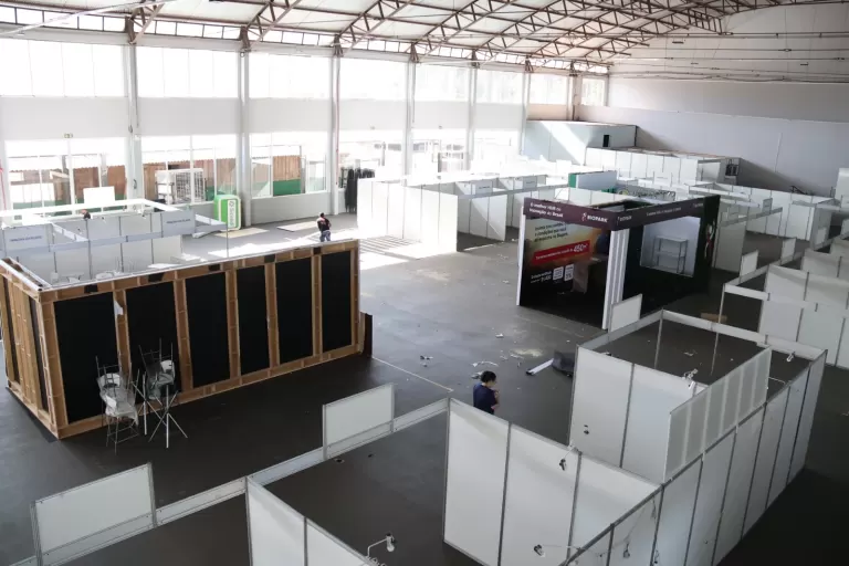 Estrutura da Expo Rosa 2026 avança com montagem de estandes e arena de shows