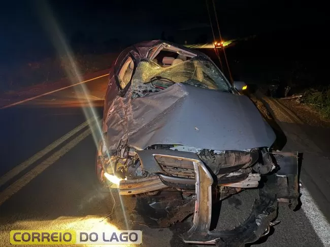 Carro capota após tentativa de ultrapassagem na PR-495 em Santa Helena
