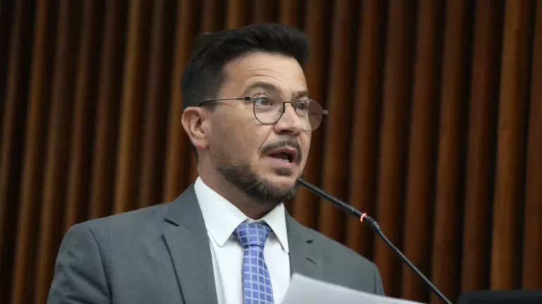 Líder da Oposição destaca suspensão de multas do free flow pelo Governo Federal e aponta falhas no pedágio no Paraná