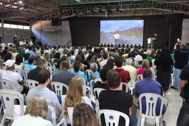 Ratinho Junior anuncia contorno e novo trevo em Santa Helena, além de R$ 59 milhões para estradas rurais no Oeste