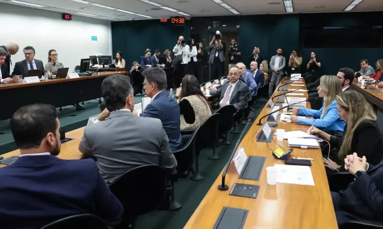 PEC do fim da escala 6×1 prevê transição de um ano e redução gradual da jornada