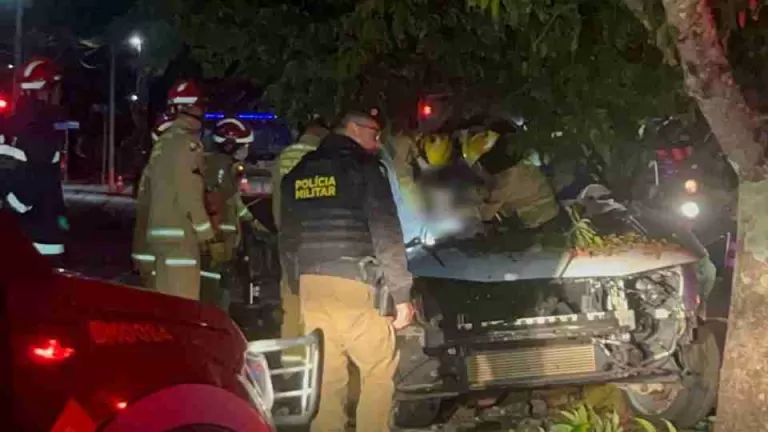 Jovens morrem em grave colisão de Audi contra poste