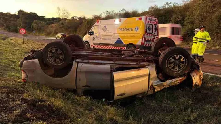 Caminhonete capota e para com as rodas para cima na BR-163