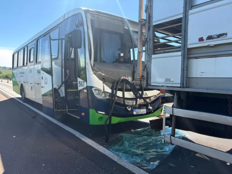 Ônibus da Saúde de Guaíra colide com caminhão na BR-163 entre Mercedes e Marechal Rondon