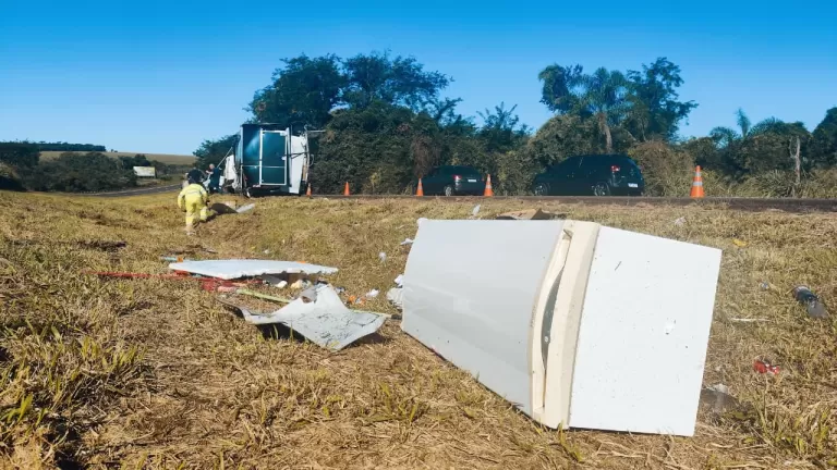 Caminhonete com trailer de lanches tomba na BR-163 em Cascavel