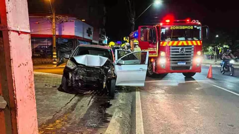 Motorista fica em estado grave após bater carro contra poste em Foz do Iguaçu