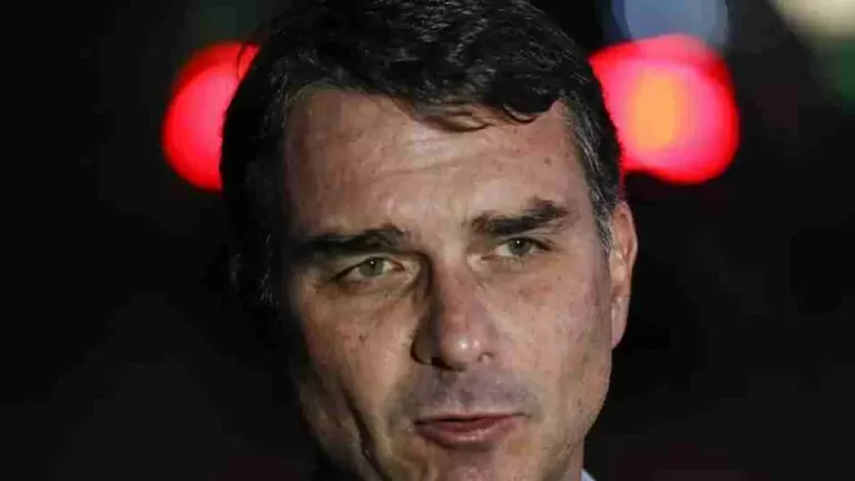 Flávio Bolsonaro admite cobrança a Vorcaro, mas nega crime