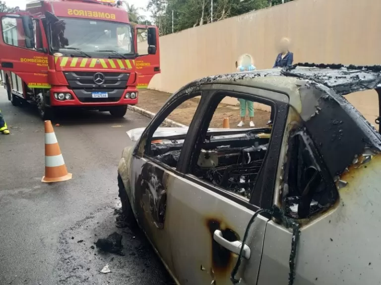 Carro é destruído por incêndio no centro de Guaíra