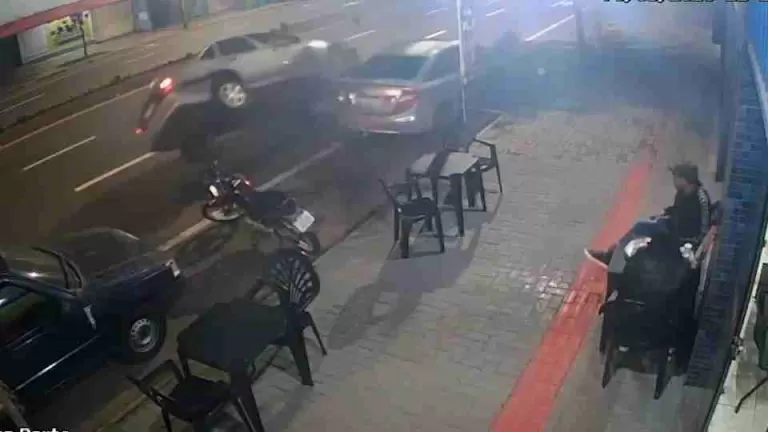 Câmera flagra Vectra quase tombando após atingir carro estacionado