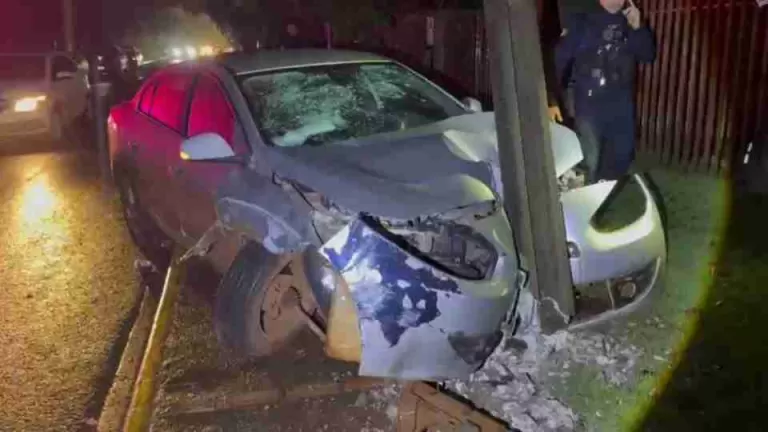 Motorista bate em carro estacionado, derruba poste e foge em Toledo