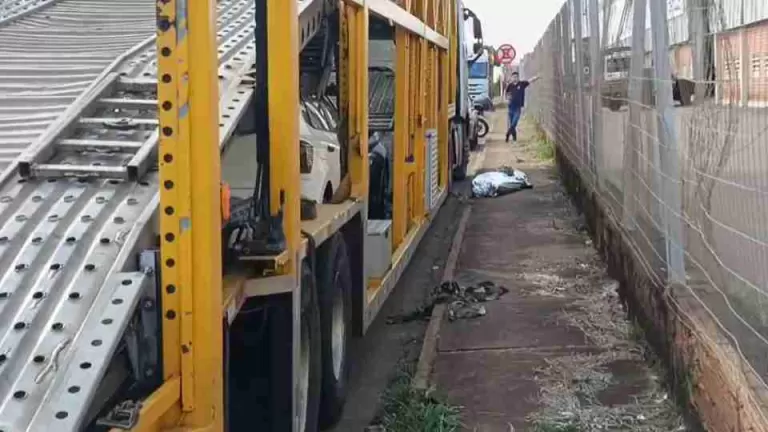 Motorista de caminhão-cegonha morre após queda durante descarregamento em Toledo