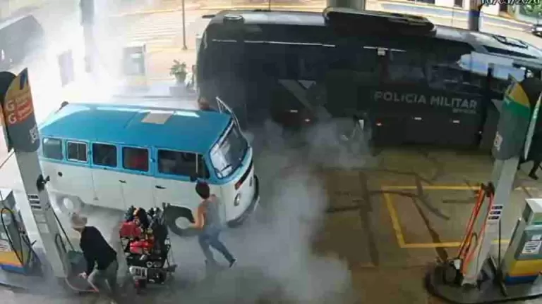 Policiais e alunos controlam incêndio em posto de combustíveis no Oeste do Paraná; veja o vídeo