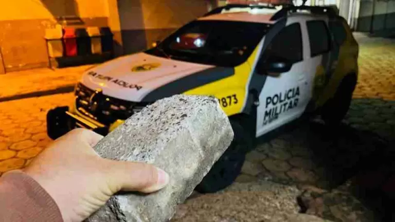 Sargento do Choque é agredido com paver na cabeça no centro de Foz do Iguaçu