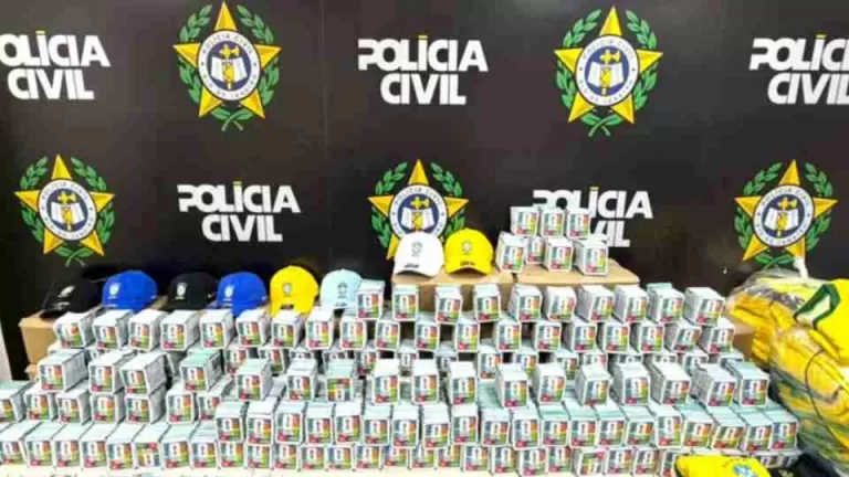 Polícia apreende 200 mil figurinhas falsas da Copa de 2026 no Rio